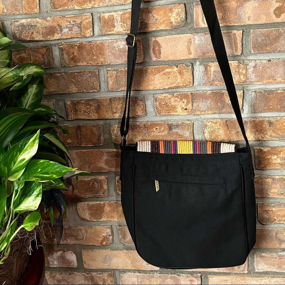 BNWT BU ZHI YUN TOTE STYLE BAG WITH MAGNETIC SNAP AND FOUR POCKETS. - Picture 4 of 8